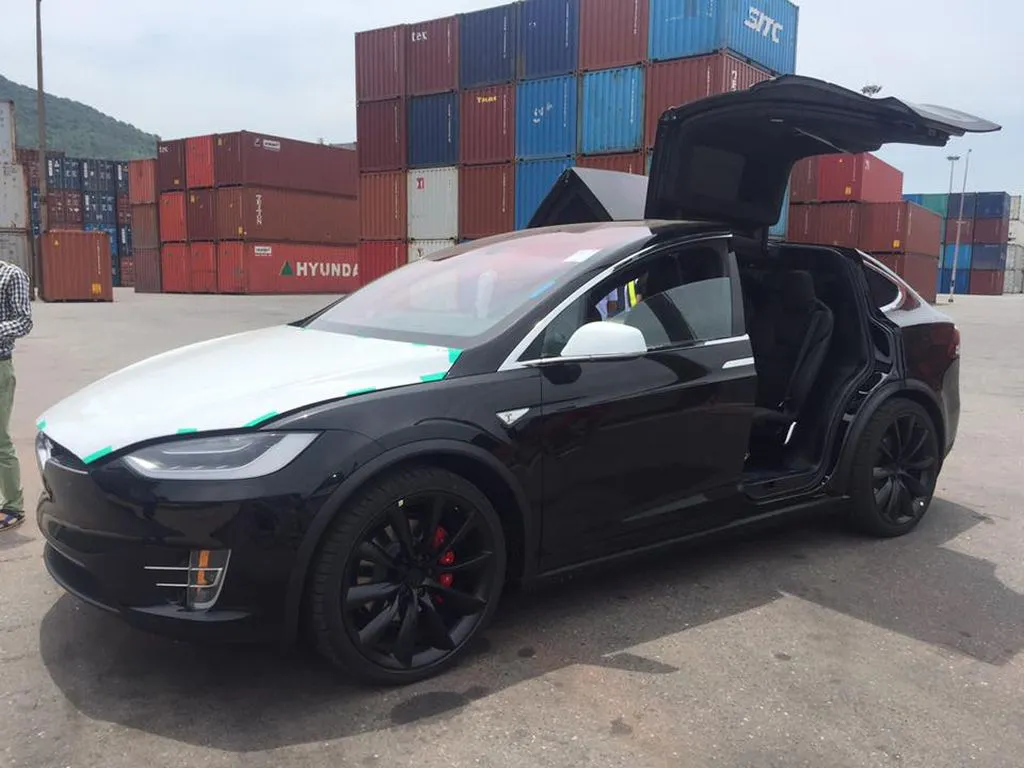 chiec tesla model x p100d dau tien dat lop ve viet nam 26 2169 1699922239090 16999222393811843677331 1699924007279 1699924007360535931077